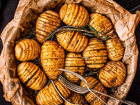Лесни печени картофи на гребен (ветрило) с олио, чесън, копър и розмарин - снимка на рецептата
